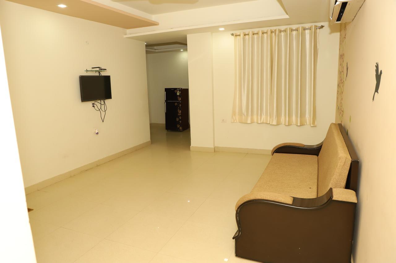 พฤช วิลลา แฟมิลี สวีท Hotel วรินดาวัน ภายนอก รูปภาพ