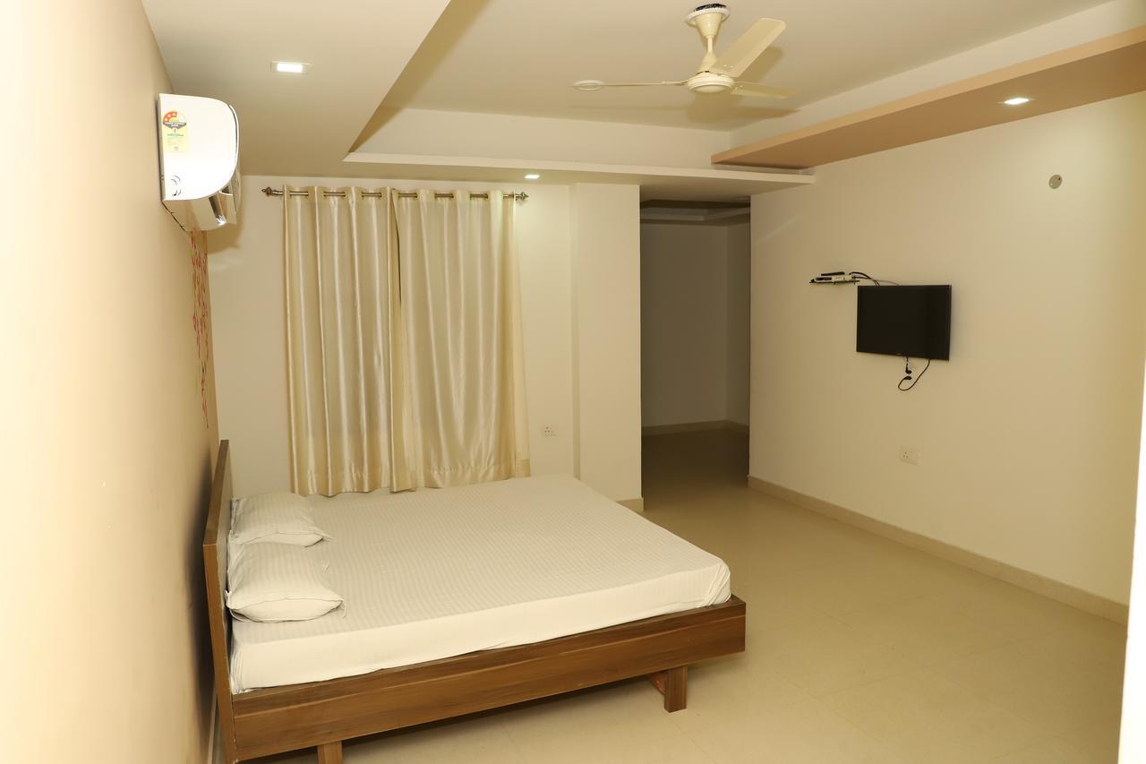 พฤช วิลลา แฟมิลี สวีท Hotel วรินดาวัน ภายนอก รูปภาพ